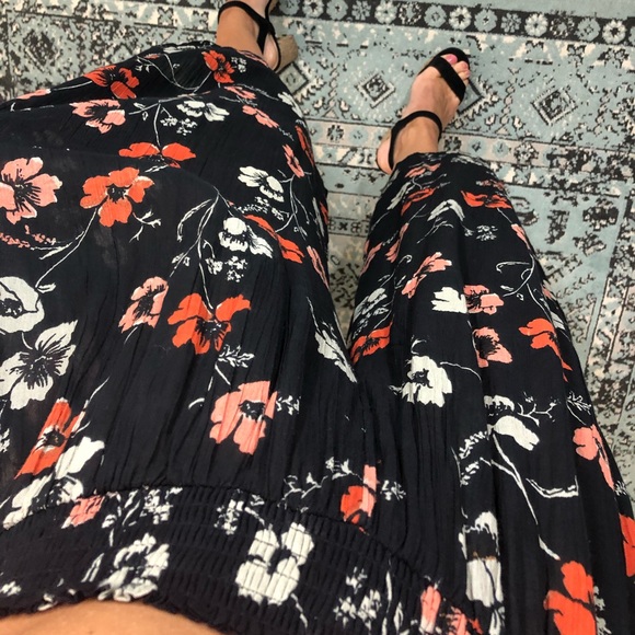 Urban Outfitters Flowy floral pants - Picture 2 of 5